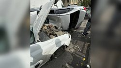 В Челябинске в тройном ДТП с опрокинувшимся авто пострадали двое пассажиров