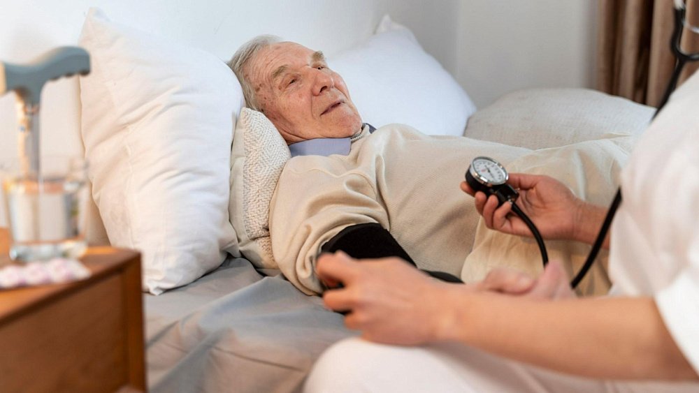 Измерять давление также нужно в положении лежа