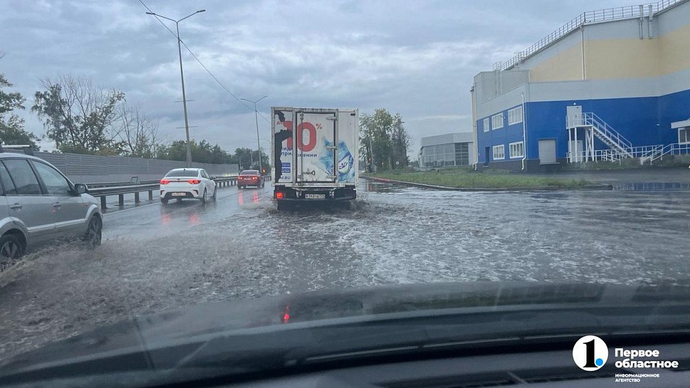 В Челябинске на подтапливаемом участке автодороги Меридиан экстренно строят ливневку