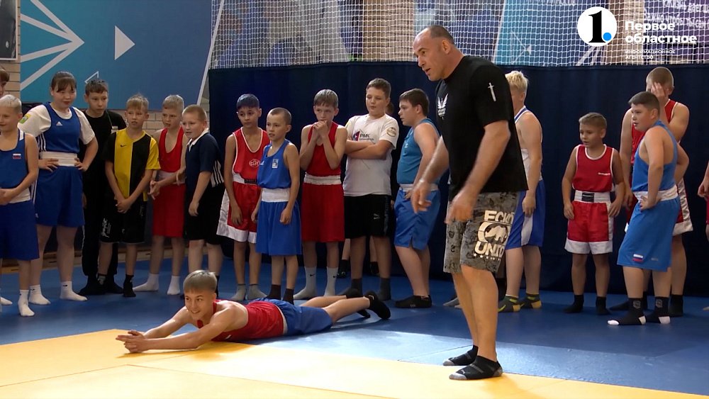 Олимпийский чемпион по боксу и боец смешанных единоборств провели мастер‐класс в Коркино