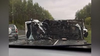 В Челябинской области на трассе М-5 столкнулись два грузовых автомобиля