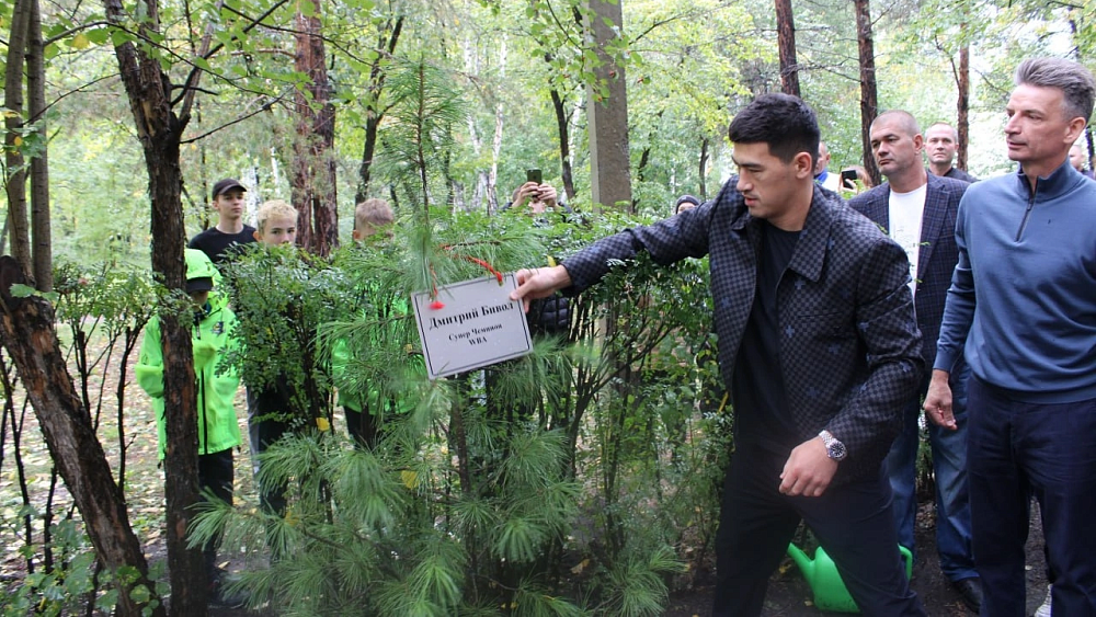 Чемпион мира высадил деревья на аллее Академиков бокса в Пласте