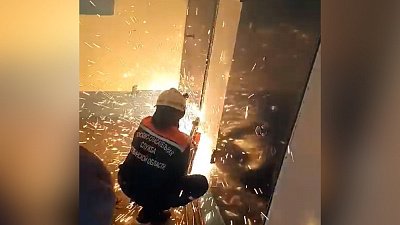 В Миассе мужчина спал, пока спасатели вскрывали дверь в его квартиру