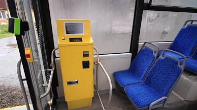 В новых челябинских троллейбусах «Синара» установили аппарат для оплаты проезда наличными