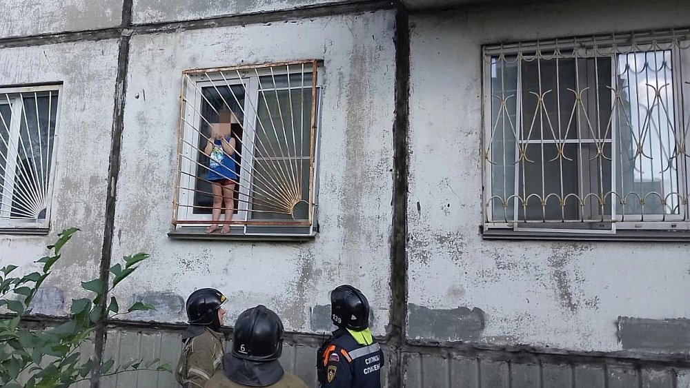 В Челябинске пятилетний мальчик застрял на карнизе между окном и решеткой