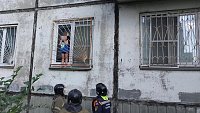 В Челябинске пятилетний мальчик застрял на карнизе между окном и решеткой