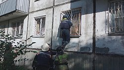 В Челябинске пятилетний мальчик застрял на карнизе между окном и решеткой