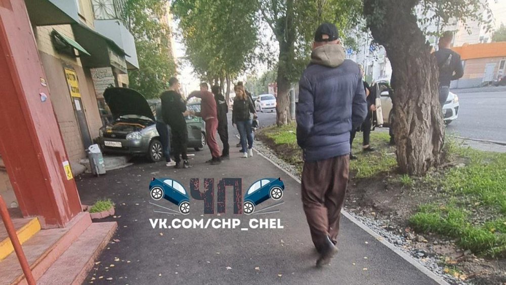 В Челябинске 20-летняя девушка за рулем Lada врезалась в дом и получила ожоги