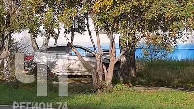 В Челябинске легковушка вылетела на тротуар после ДТП