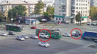 В Челябинске на одном перекрестке произошло сразу две аварии