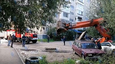 В Миассе экскаватор провалился под землю