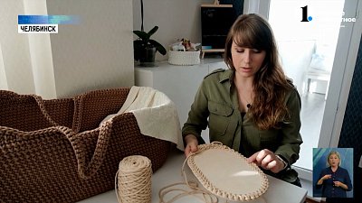 Врач-неонатолог из Челябинска вяжет люльки и игрушки