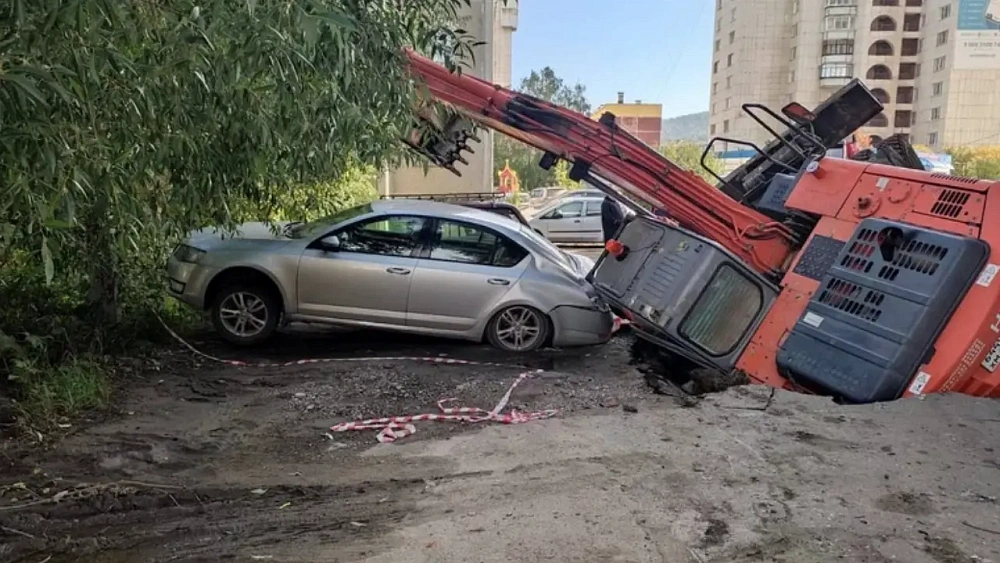 В Миассе экскаватор провалился под землю и смял легковушку