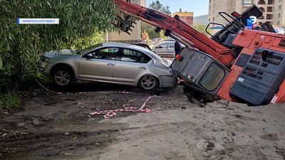 Экскаватор провалился под землю