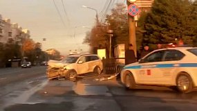 Разбитый автомобиль в центре Челябинска попал на видео