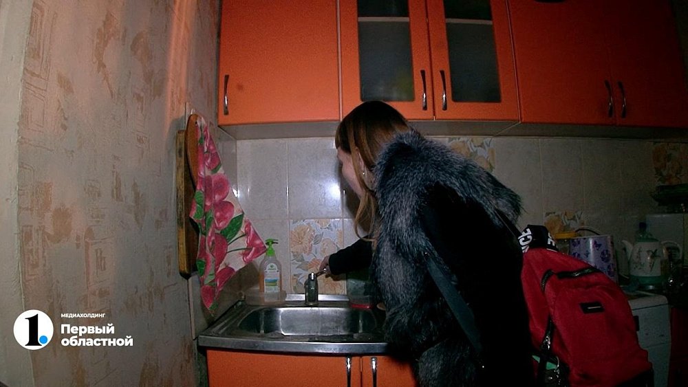 В челябинском поселке жители два месяца набирают холодную воду в тазы и ведра