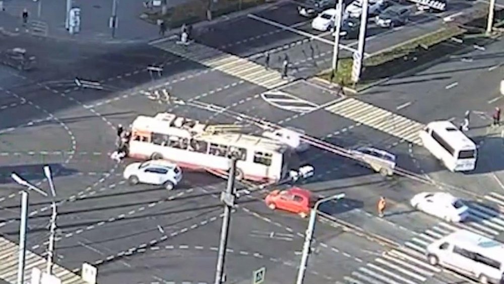 В Челябинске пассажиры подтолкнули обесточенный троллейбус