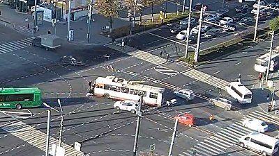 В Челябинске пассажиры передвинули троллейбус