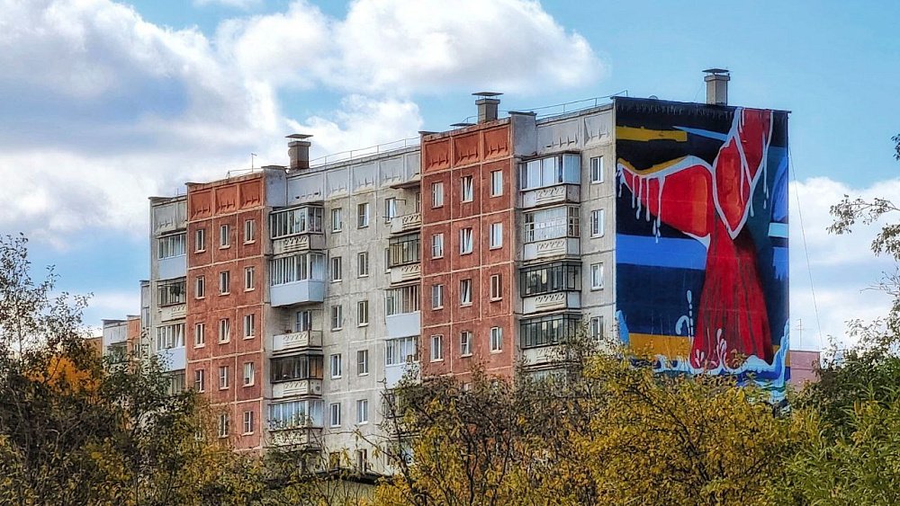 В Сатке появился новый мурал с красным китом