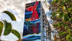 В Сатке появился новый мурал с красным китом