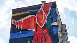 В Сатке появился новый мурал с красным китом