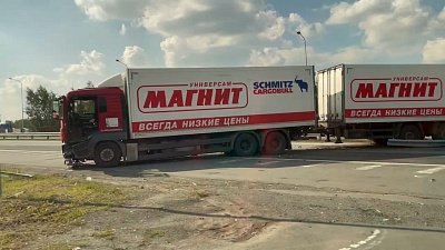 Большегруз перегородил дорогу в Челябинской области