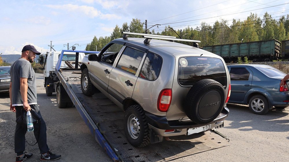 Фуру с двумя внедорожниками отправили бойцам СВО из Миасса