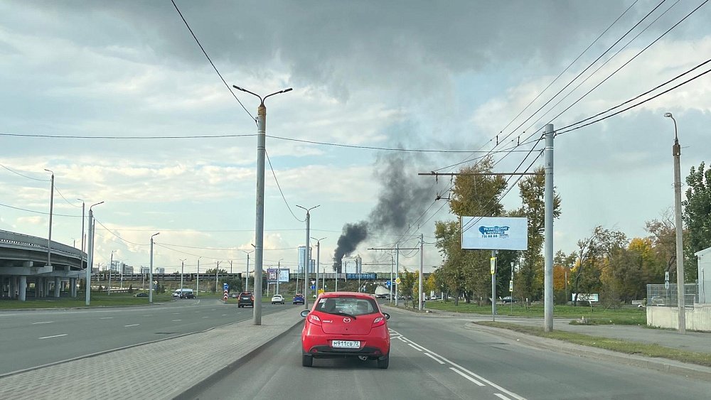 Жителей Челябинска напугал столб черного дыма