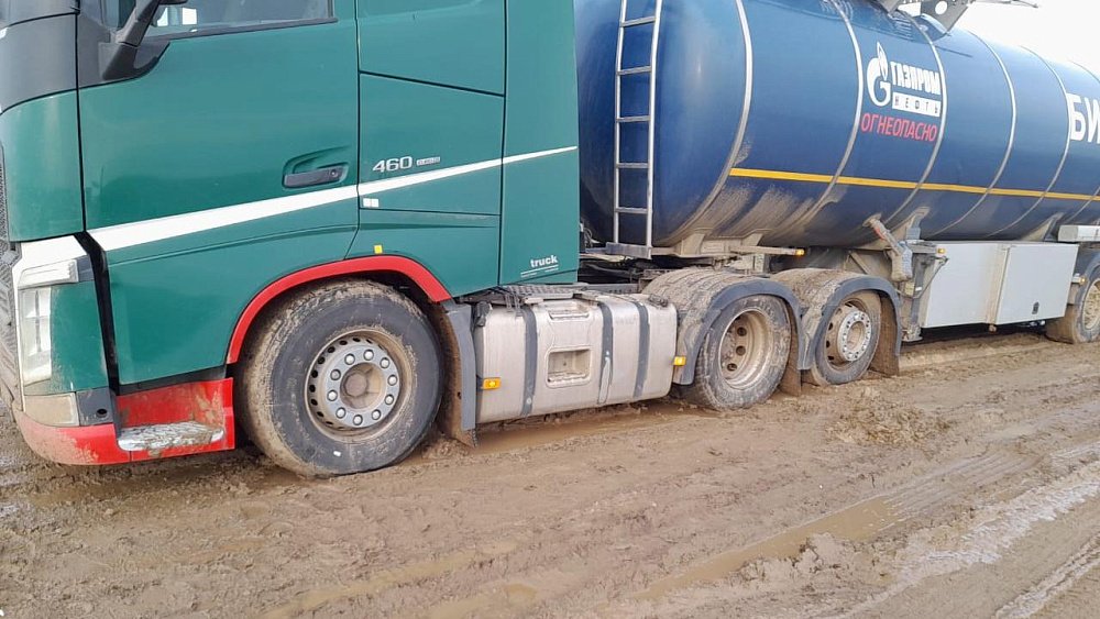 В Челябинской области сотрудники ГИБДД помогли вызволить из грязи две фуры