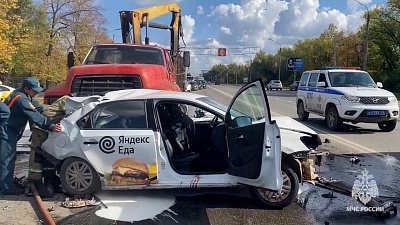 В Копейске столкнулись легковушка и манипулятор