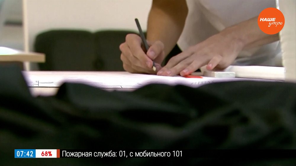 Шьют одежду в сюжете «Юные модельеры»