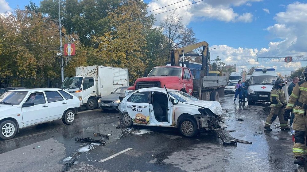 После ДТП с манипулятором в Копейске водитель легковушки скончался в больнице