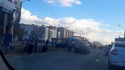 В Магнитогорске автомобиль выехал на трамвайные пути после ДТП