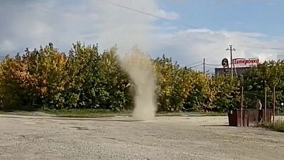 Пыльный вихрь в Чебаркуле попал на видео