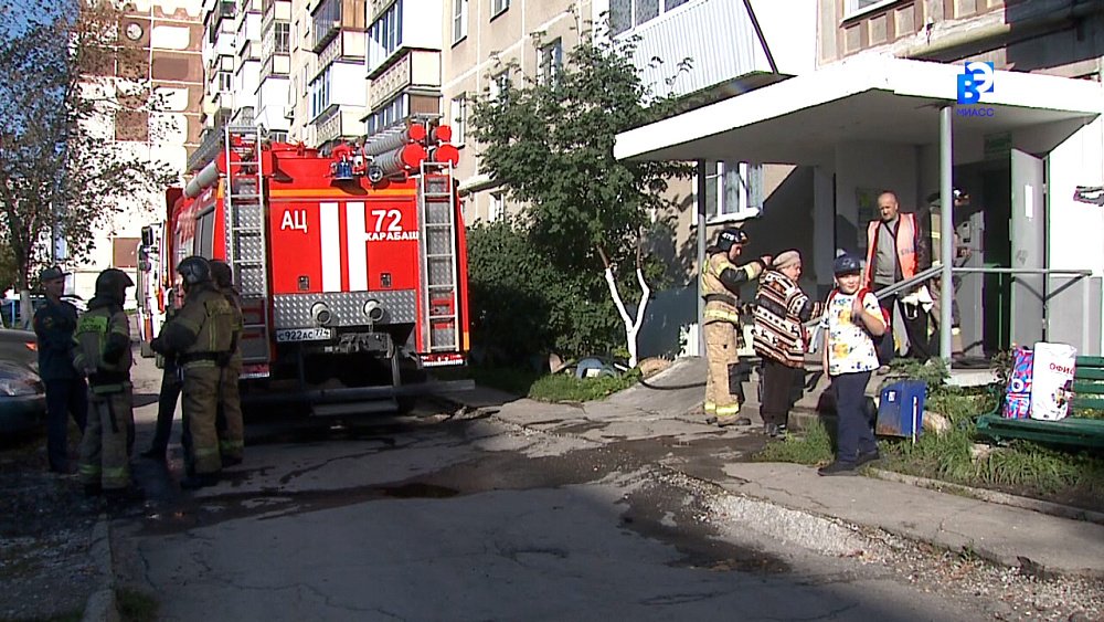 Тушение пожара в подвале многоквартирного дома