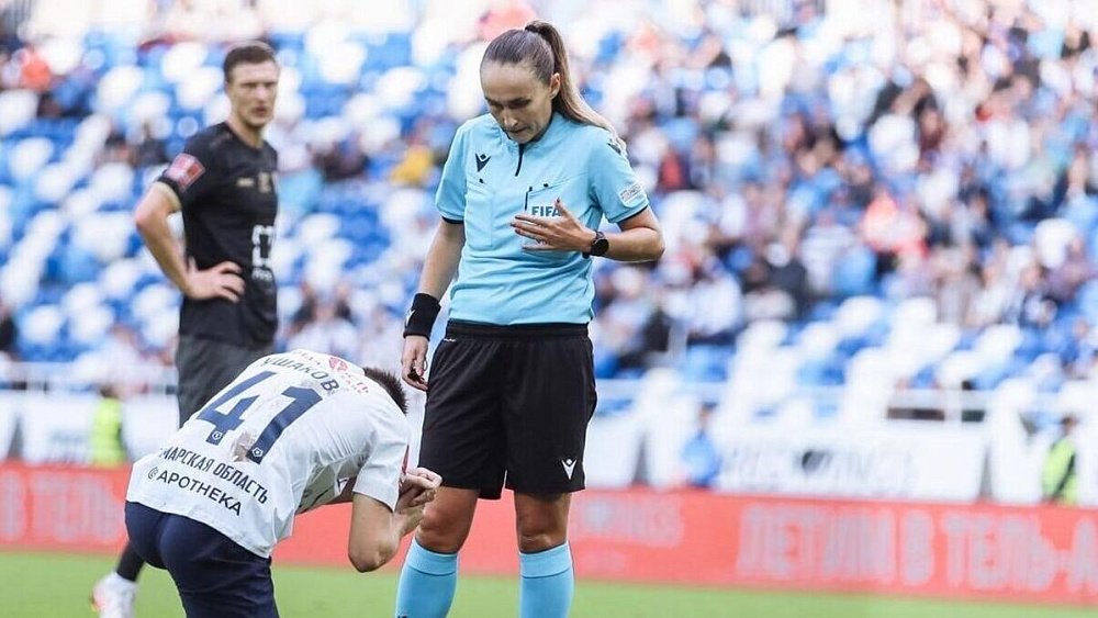 Футбольный матч мужских российских команд впервые рассудила женщина-арбитр