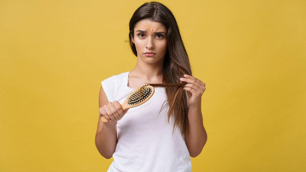По каким причинам у женщин выпадают волосы