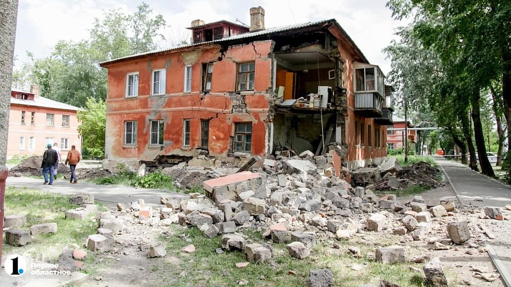 В Челябинске снесут старый дом с рухнувшей два года назад стеной