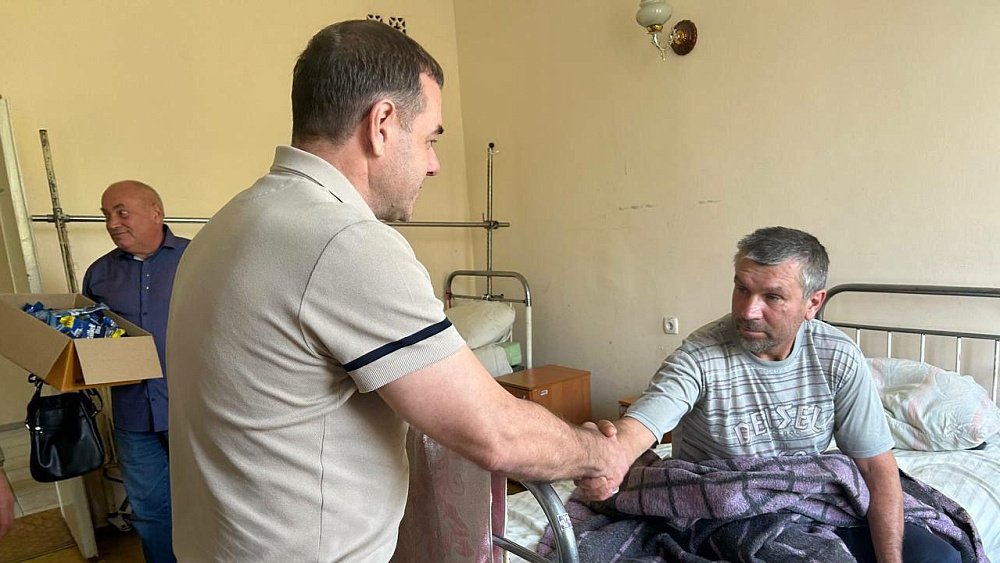 Челябинский вице‑губернатор вручил подарки раненым бойцам в ДНР