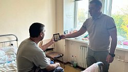 Челябинский вице‑губернатор вручил подарки раненым бойцам в ДНР