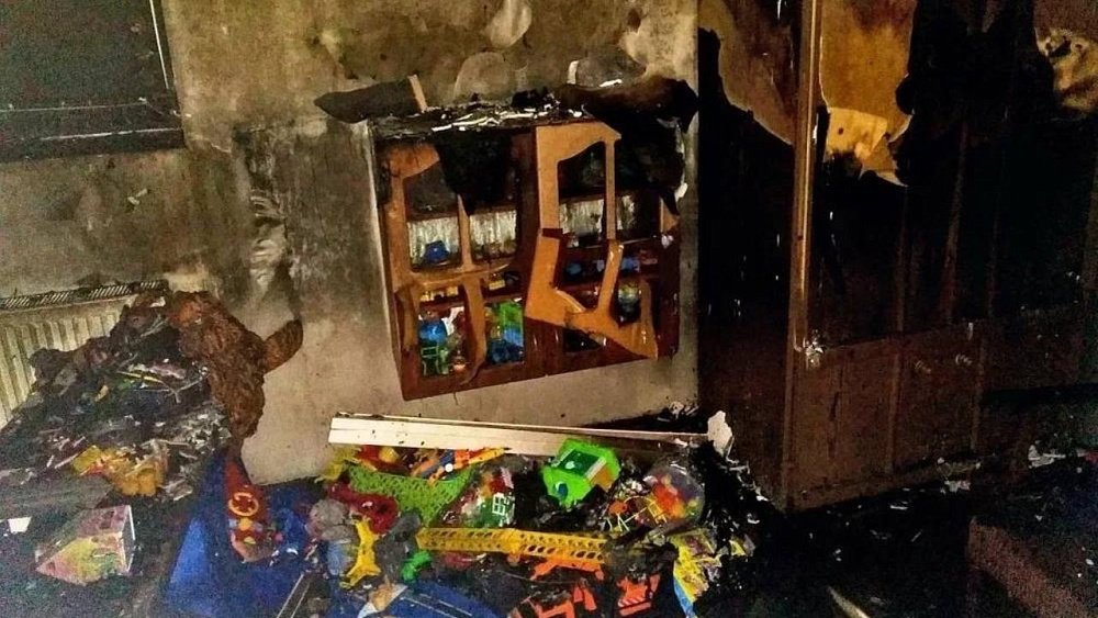 В поселке под Челябинском пожарные спасли троих детей в горящей квартире