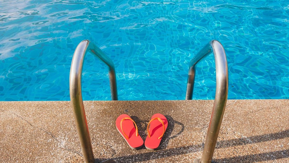 Обувь для бассейна нужно регулярно обрабатывать