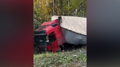 В Челябинской области на трассе М-5 фура улетела в кювет