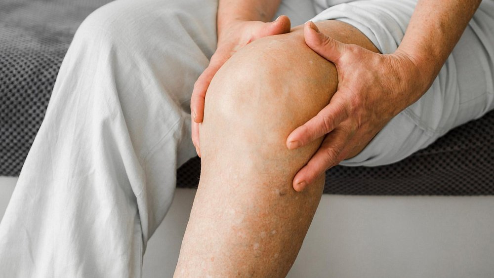 При тромбозе может отекать лишь одна нога