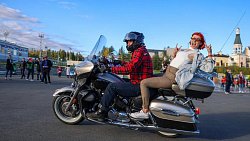 В Карабаше закрыли мотосезон байкерской свадьбой