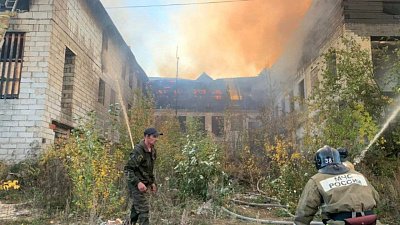 В Кыштыме загорелось заброшенное здание