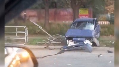 Автомобиль вылетел на тротуар после ДТП в Магнитогорске