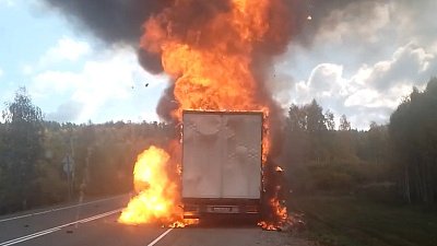 В Челябинской области на трассе М-5 образовалась пробка из-за сгоревшей фуры