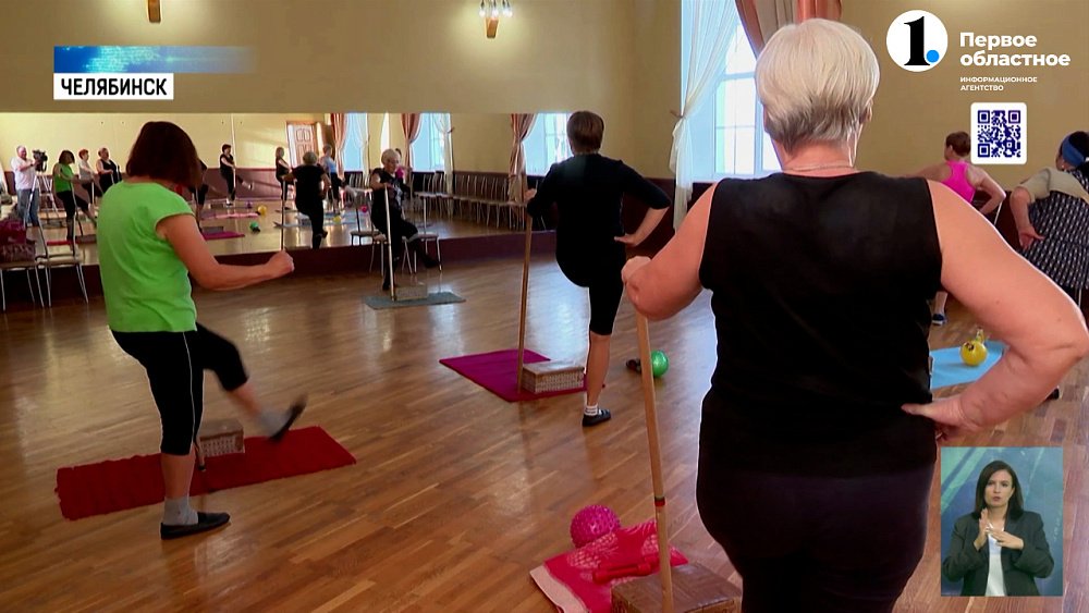 Бабушка преподаёт ритмическую гимнастику женщинам за 55