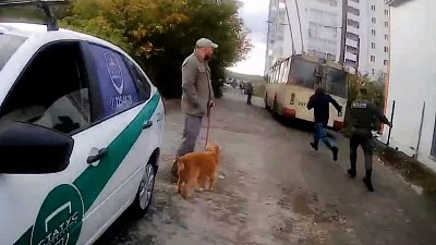 В Челябинске двое неизвестных ограбили девушку на остановке